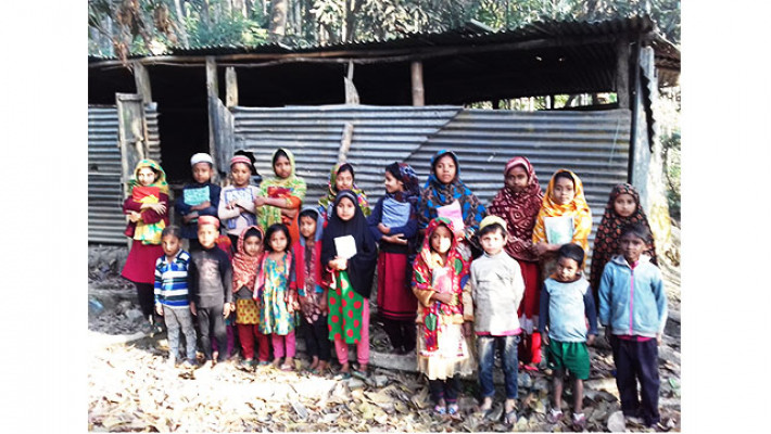 জরাজীর্ণ মক্তবের শিক্ষার্থীরা