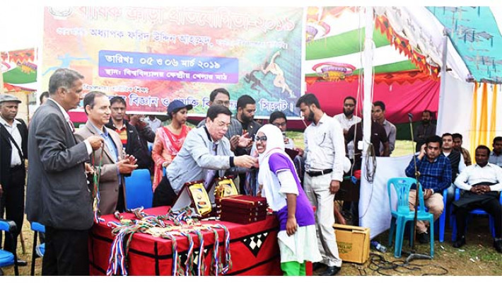 ক্রীড়া প্রতিযোগিতার সমাপনী অনুষ্ঠানে পুরস্কার বিতরণ করছেন শাবিপ্রবি উপাচার্য