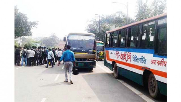 হাফ ভাড়া দেয়ায় শিক্ষার্থীকে গলা ধাক্কা, ৩০ বাস জব্দ