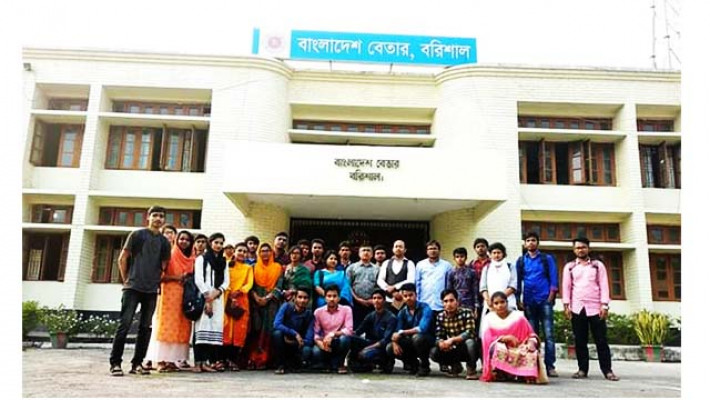 বাংলাদেশ বেতার পরিদর্শনে ববি সাংবাদিকতা বিভাগের শিক্ষার্থীরা