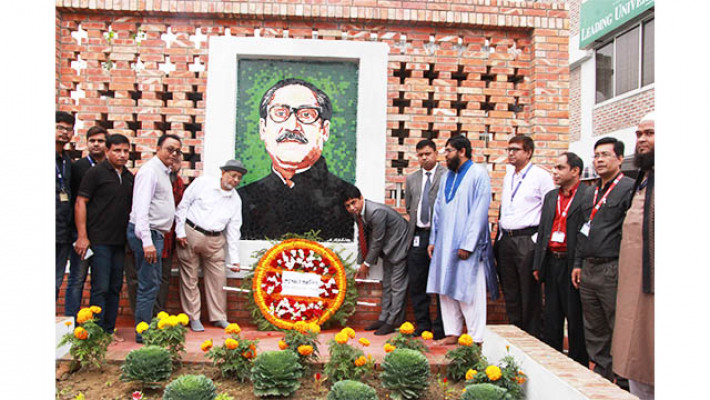 বঙ্গবন্ধুর প্রতিকৃতিতে শ্রদ্ধা নিবেদন করছেন লিডিং ইউনিভার্সিটি পরিবার।