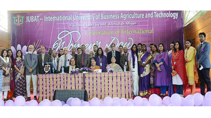 আলোচনা সভায় উপস্থিত শিক্ষক-শিক্ষার্থীরা