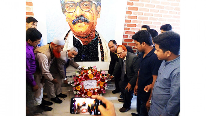 বঙ্গবন্ধুর প্রতিকৃতিতে হাবিপ্রবি উপাচার্যের শ্রদ্ধা নিবেদন 