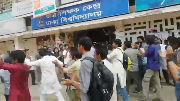 ঢাবির টিএসসিতে নুরের উপর ছাত্রলীগের হামলা