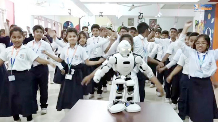 শিক্ষার্থীদের পিটি করাচ্ছে রোবট