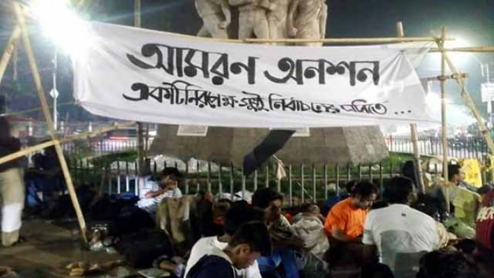 বৃহস্পতিবার রাত ১১টার দিকে রাজু ভাস্কর্যের পাদদেশ থেকে ছবিটি তুলা হয়