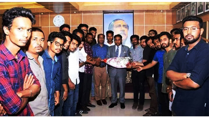 চবি উপাচার্যকে ছাত্রলীগের ফুলেল শুভেচ্ছা