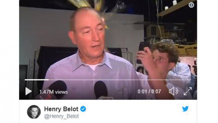 বিতর্কিত সিনেটরের মাথায় ডিম ভাঙল তরুণ