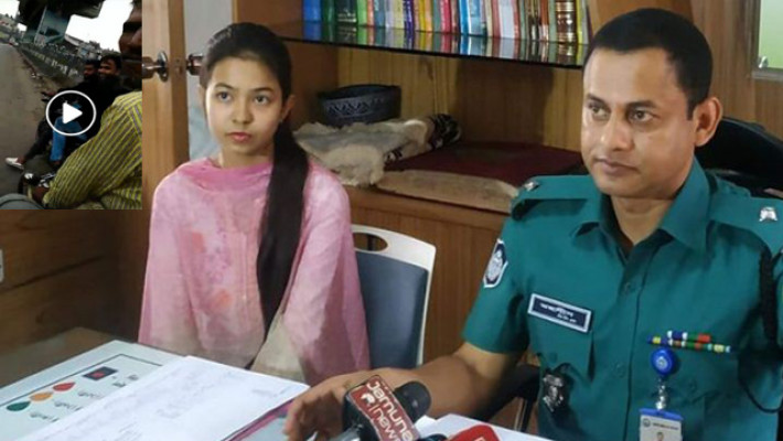 সংবাদ সম্মেলনে ওই কলেজছাত্রী। ইনসেটে সেই ঘটনাটির দৃশ্য