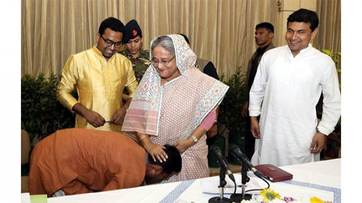 প্রধানমন্ত্রীর পা ছুঁয়ে সালাম করলেন ডাকসু ভিপি নুর