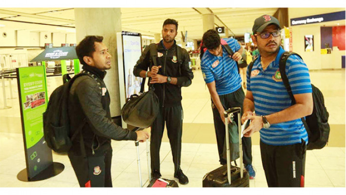 দেশে ফিরেছেন টাইগাররা, দুঃস্বপ্ন ভোলার অপেক্ষায়