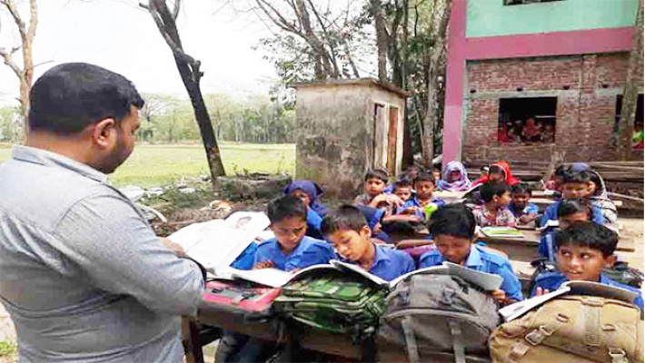 আমতলীতে খোলা আকাশের নিচে পাঠদান!