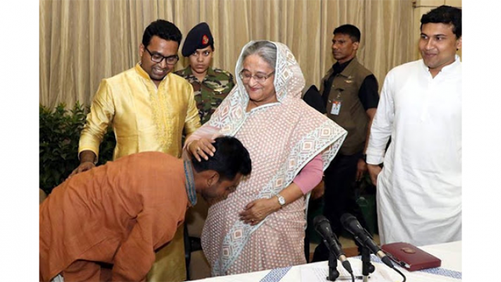 গণভবনে ডাকসুর নির্বাচিত প্রতিনিধিদের সঙ্গে প্রধানমন্ত্রী 