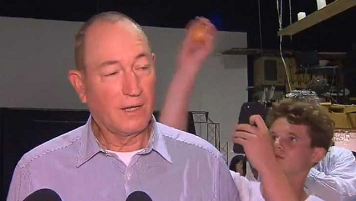 মাথায় ডিম ভেঙে ইন্টারনেট দুনিয়ায় ভাইরাল হয়েছে সেই কিশোর