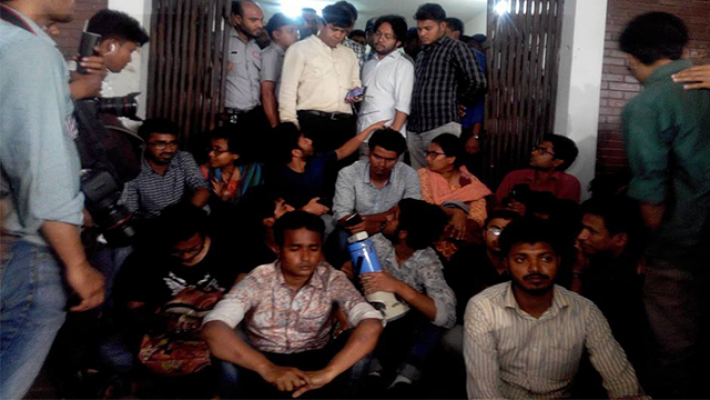 ভিসি না আসলে সরবেন না আন্দোলনকারীরা