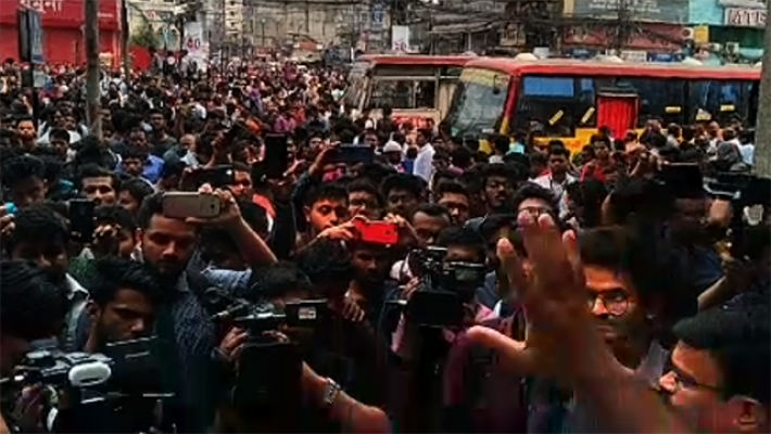 ঘাতক বাসের পারমিট বাতিলসহ ১২ দফা দাবি শিক্ষার্থীদের