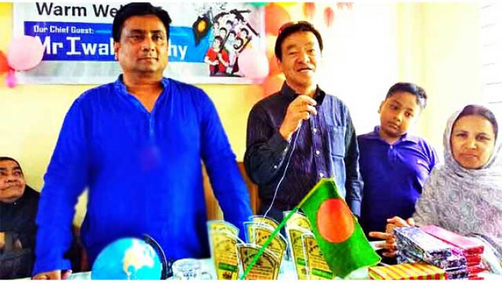 শিক্ষার্থীদের মাঝে শিক্ষা উপকরণ বিতরণ করছেন।