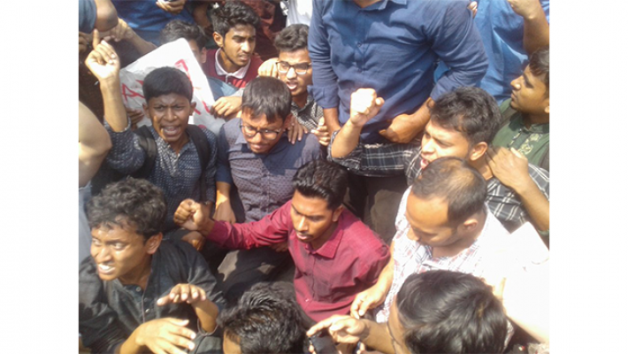 শাহবাগে আন্দোলনে যোগ দিয়েছেন ডাকসু ভিপি নুরুল হক নুর