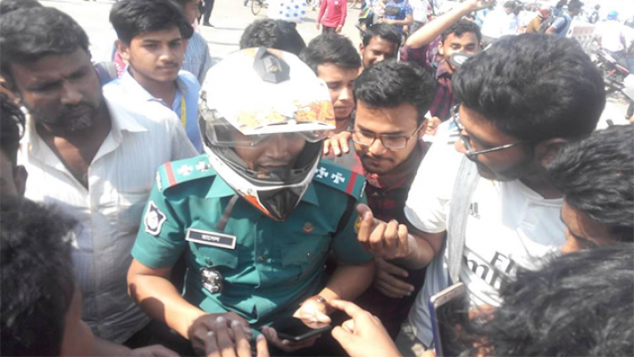 পুলিশেরও ড্রাইভিং লাইসেন্স নেই!