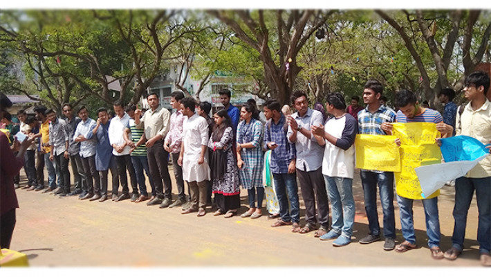 চবি ছাত্রকে পিকআপের চাপা: সাধারণ শিক্ষার্থী ও ছাত্রলীগের বিক্ষোভ