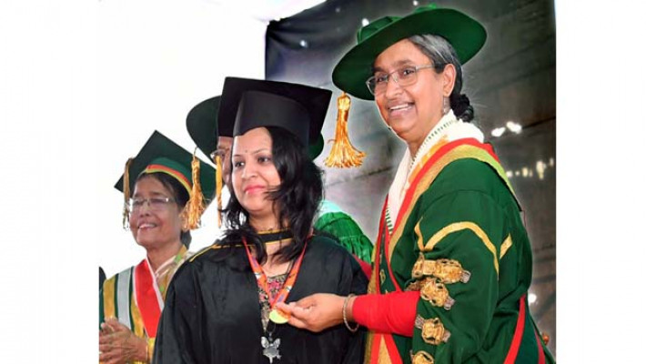 সমাবর্তনে এক শিক্ষার্থীকে পদক তুলে দিচ্ছেন শিক্ষামন্ত্রী