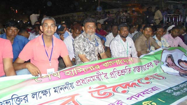 সন্ধ্যায় জাতীয় প্রেসক্লাবের সামনে আন্দোলনরত শিক্ষক-কর্মচারীরা