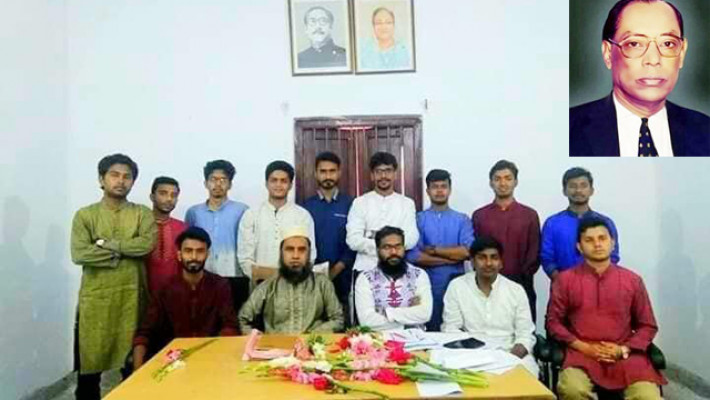 এফএইচ হল ছাত্র সংসদের প্রথম কার্যকারী সভা শেষে ফটোসেশন। ইনসেটে ওয়াজেদ মিয়া