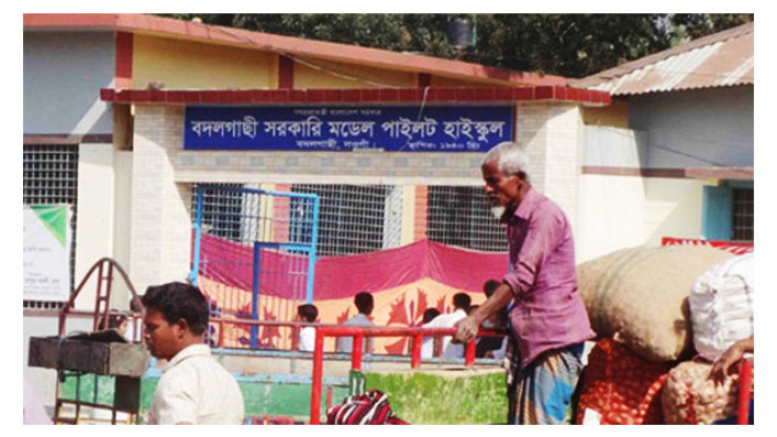 রাস্তা ও স্কুলের মাঠ দখল করে নিচ্ছে হাটবাজার, চরম দুর্ভোগে শিক্ষার্থীরা