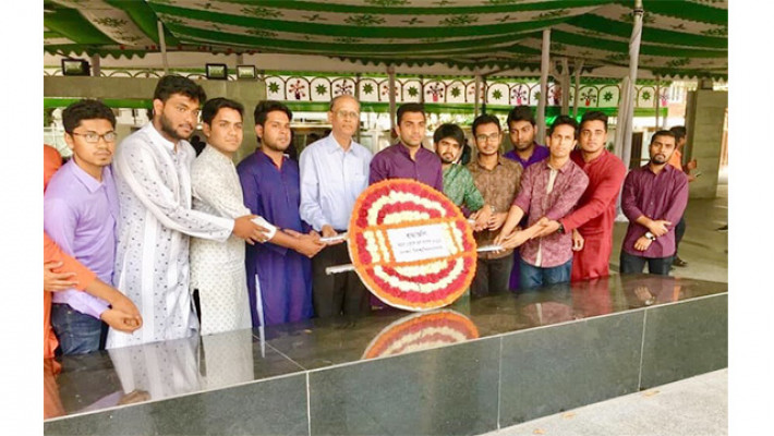 বঙ্গবন্ধুর প্রতিকৃতিতে ফুল দিয়ে অমর একুশে হল সংসদের যাত্রা