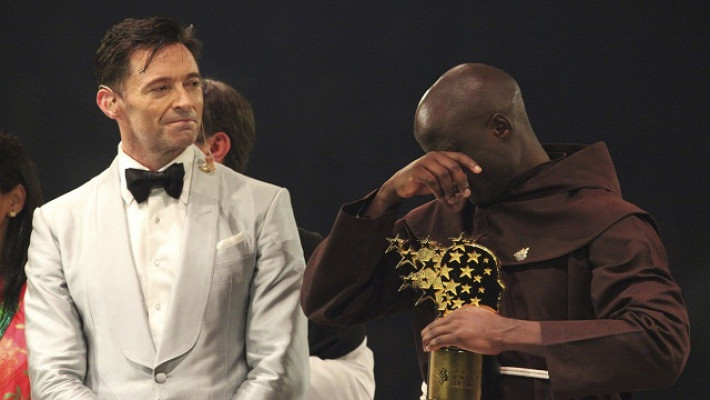 পুরস্কার পাওয়ার পর কান্নায় ভেঙে পড়েন পিটার টাবিচি