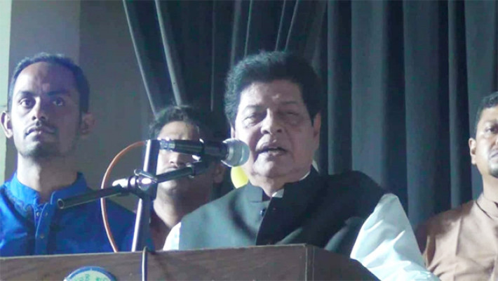 আকবর হোসেন পাঠান (ফারুক) অনুষ্ঠানে বক্তব্য রাখছেন। 