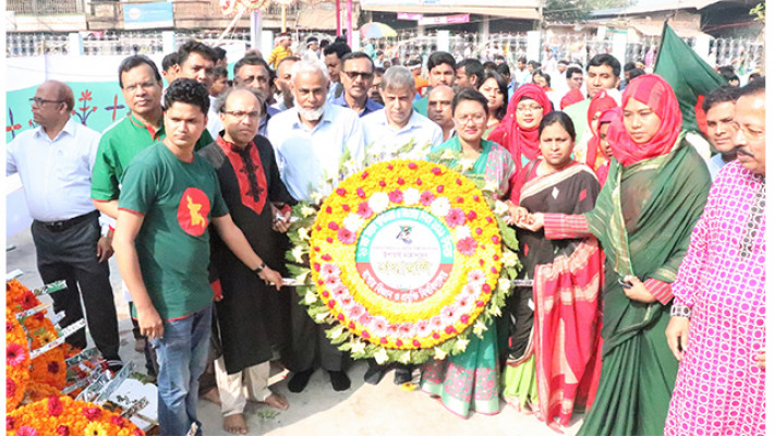 পুষ্পমাল্য অর্পণের সময়