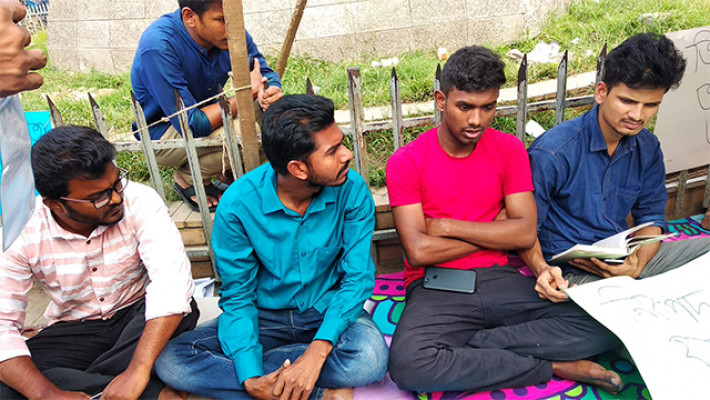 অনশনকারীদের সাথে ঢাবির ভিপি নুর