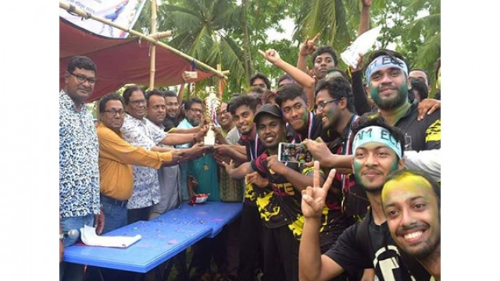 বিজয়ী দলের হাতে ট্রফি তুলে দেন প্রধান অতিথি