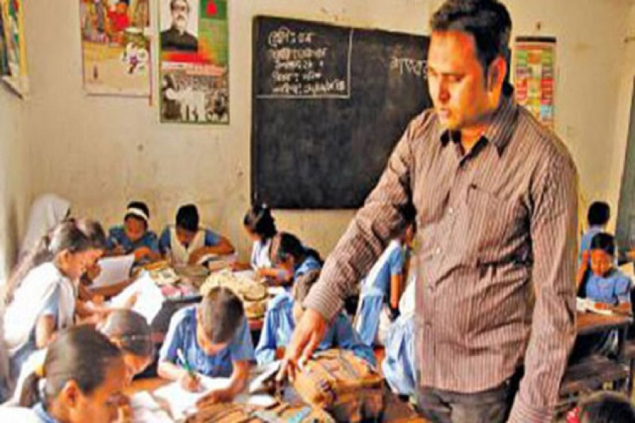 বিদ্যালয়ে পাঠদানরত এক শিক্ষক