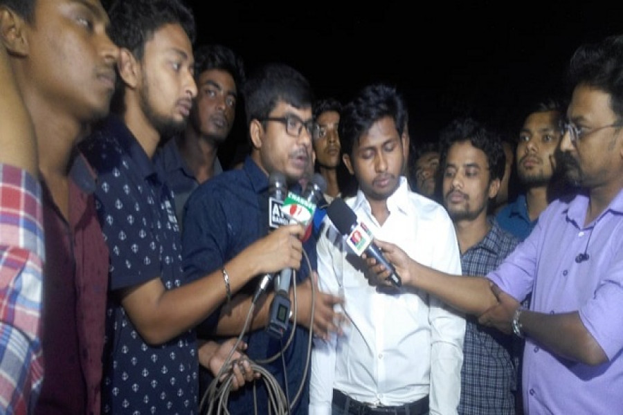 গণমাধ্যমে কর্মীদের সাথে কথা বলছেন এসএম হলের নেতারা।