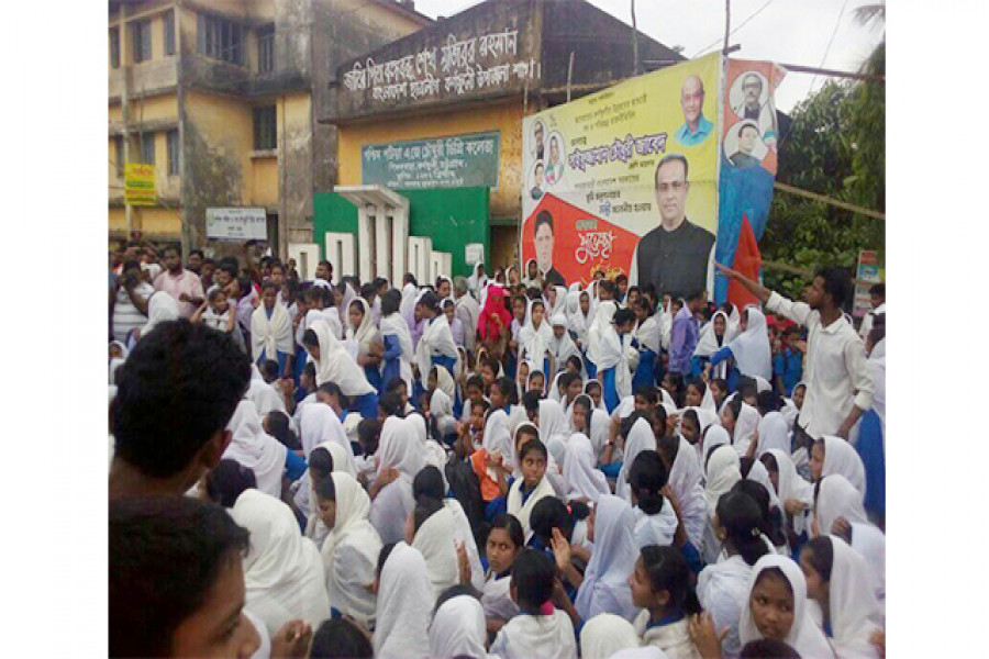 লেগুনা চাপায় স্কুল ছাত্রী আহত, সড়ক অবরোধ