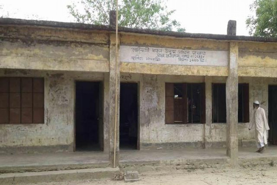 পুরাতন জরাজীর্ণ ভবনেই চলছে শিক্ষার্থীদের পাঠদান