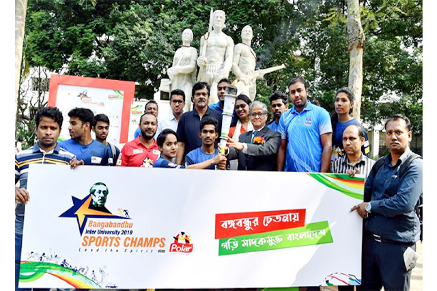 অপরাজেয় বাংলায় ‘বঙ্গবন্ধু আন্তঃবিশ্ববিদ্যালয় স্পোর্টস চ্যাম্প-২০১৯’ এর মশাল গ্রহণ করেন ঢাবি উপাচার্য