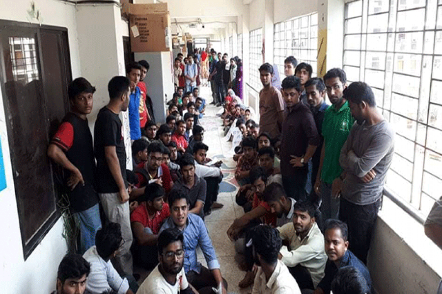  দ্বিতীয় দিনেও অনশনে বশেমুরবিপ্রবি শিক্ষার্থীরা