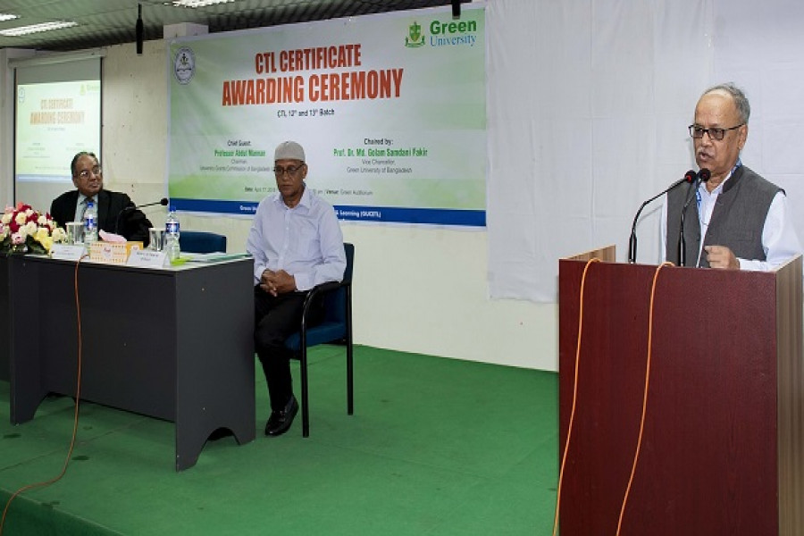 বক্তৃতা করছে ইউজিসি চেয়ারম্যান