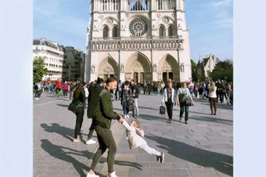 নটরডেম ক্যাথেড্রালে আগুনের ঘটনায় বাবা-মেয়ের খোঁজে নেট দুনিয়া