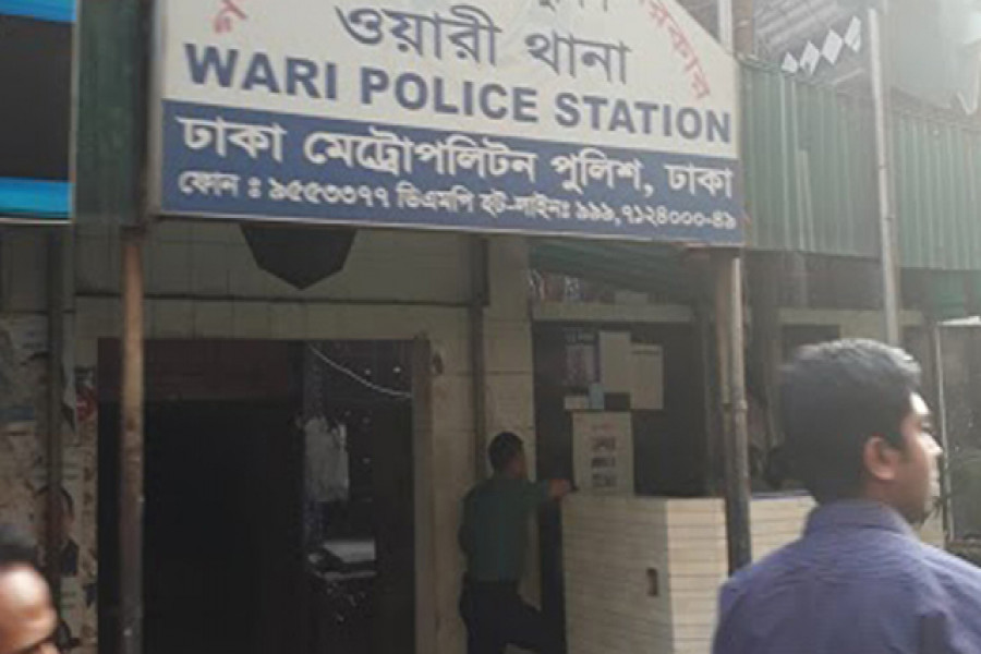 স্কুলছাত্রীকে বাসা থেকে তুলে নেয়ার সময় ‍যুবক আটক