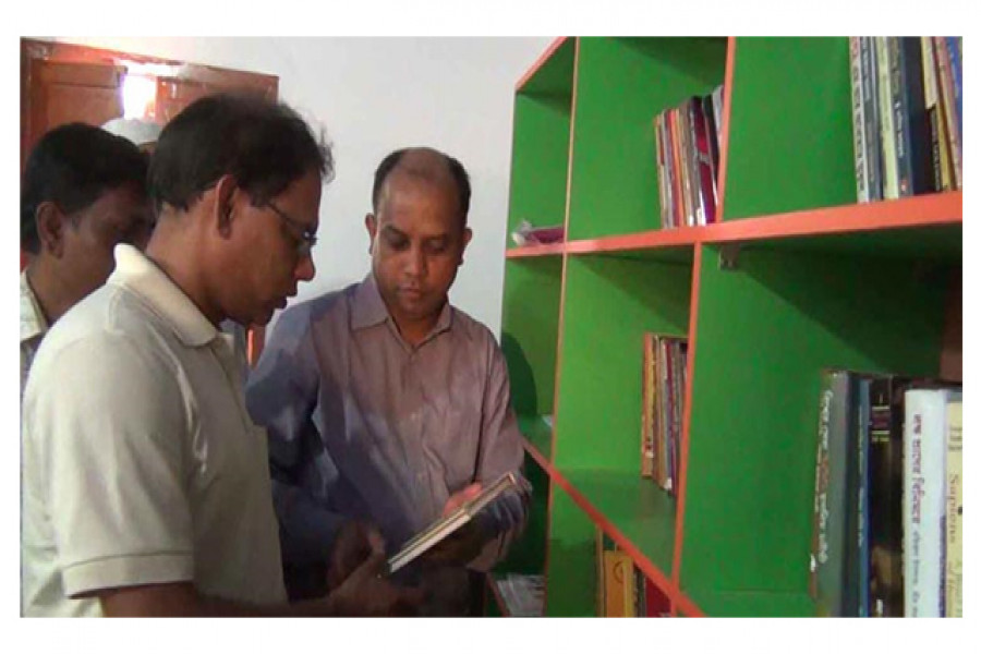 পাঠাগারে বই দেখছেন ইউএনও 