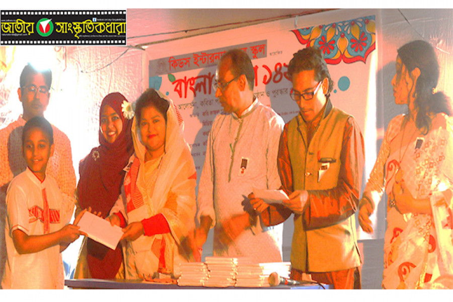 অনুষ্ঠানে প্রতিযোগীর হাতে পুরস্কার তুলে দিচ্ছেন অতিথিরা।