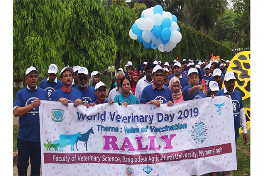 ক্যাম্পাসের বর্ণাঢ্য শোভাযাত্রায় বিশ্ববিদ্যালয়ের শিক্ষার্থীদের একাংশ