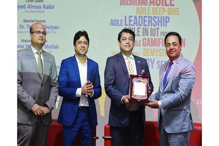 ক্রেস্ট প্রদান অনুষ্ঠানে অতিথিদের একাংশ