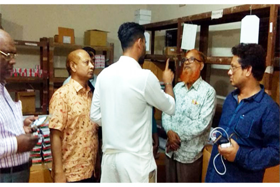 হাসপাতালের সংশ্লিষ্ট এক কর্মকর্তার সাথে কথা বলছেন এমপি মাশরাফি