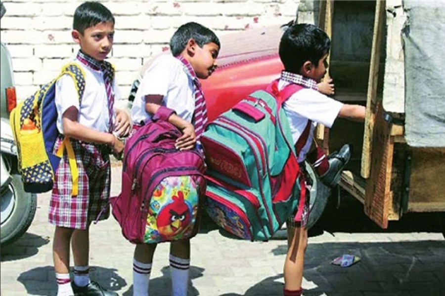 ব্যাগের ওজন ৫-৮ কেজি, বাণিজ্য টেকাতে বাড়তি বই!