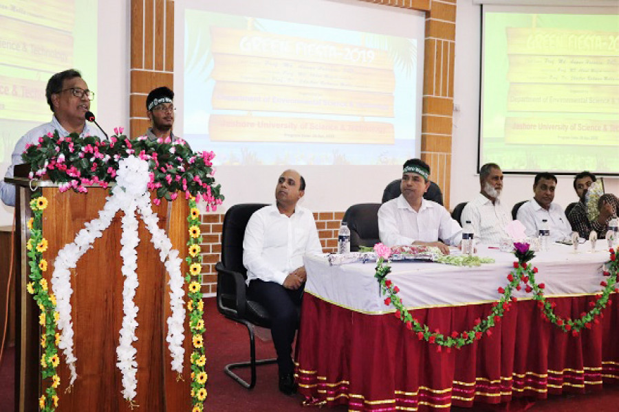 নবীনবরণ অনুষ্ঠানে বক্তব্য রাখছেন বিশ্ববিদ্যালয়ের উপাচার্য অধ্যাপক ড. মো. আনোয়ার হোসেন